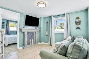Lower Level 1 Block from 2 Beaches wPrivate Pool, High-Speed Wi-Fi