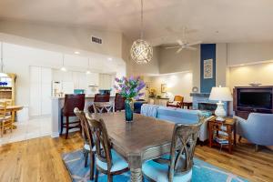 Spacious condo with pool, hot tub and private washerdryer