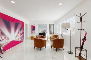 Stylish Avondale Home – Pet-Friendly & Walkable