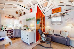 Charming Getaway w a Kitchenette & Free WiFi - Walk to the Beach