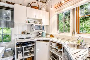Charming Getaway w a Kitchenette & Free WiFi - Walk to the Beach