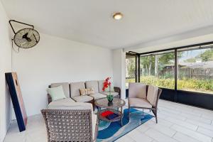 Stylish Avondale Home – Pet-Friendly & Walkable