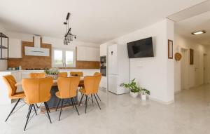 Awesome Home In Mali Vareski