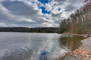 Walk to Lake! All-Season Retreat in Poconos Mtns