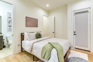 4 Mi to NRG Stadium Modern Group Retreat