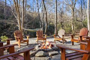 Cozy Cabin Game Room Fire Pit Grill Spa
