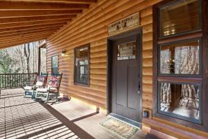 Cozy Cabin Game Room Fire Pit Grill Spa