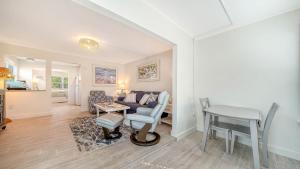 All-New, Walk to Beach & Village, Private and Cozy