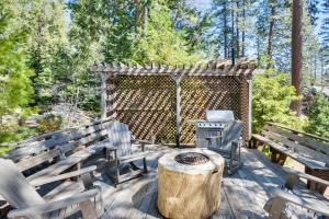 Peaceful Escape in the Pines Arnold Cabin with Deck