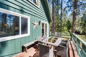 The Green Hideaway Arnold Cabin in the Pines!