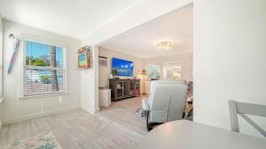 All-New, Walk to Beach & Village, Private and Cozy