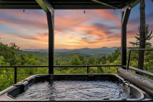 Top of the Mountain Breathtaking Views Hot Tub