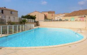 Stunning Apartment In Fleury Daude With Wifi