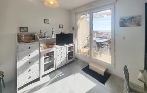 Stunning Apartment In Fleury Daude With Wifi