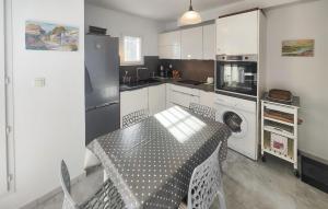 Stunning Apartment In Fleury Daude With Wifi