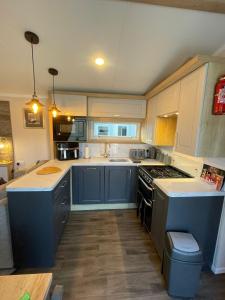 Golden Anchor - The Bordeaux - Coastal Caravan Breaks