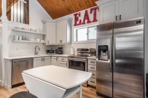 2 Bdrm wLoft Walk to Ski Run Hot Tub Fireplace