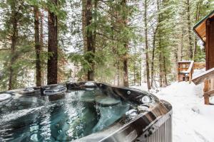 2 Bdrm wLoft Walk to Ski Run Hot Tub Fireplace