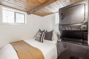 2 Bdrm wLoft Walk to Ski Run Hot Tub Fireplace