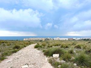 Sea View Apt, Pool & Garden, Walk to Beach & Park