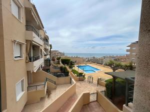 Sea View Apt, Pool & Garden, Walk to Beach & Park
