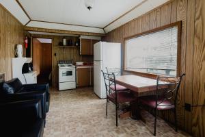 Waterfront Rockwood Resort with Private Beach and BBQ