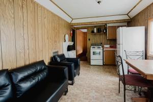 Waterfront Rockwood Resort with Private Beach and BBQ