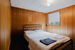 Waterfront Rockwood Resort with Private Beach and BBQ