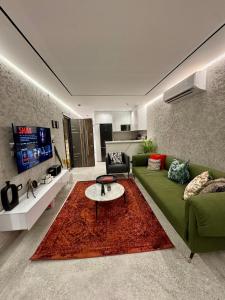 GITILounge Pyramids View Hot Tub