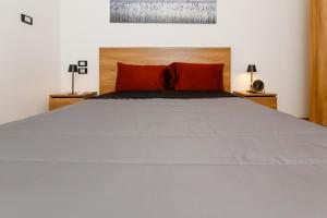 GITILounge Pyramids View Hot Tub