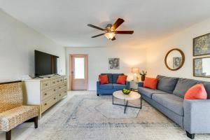 Walk to Venice Beach and Downtown! Couples Condo