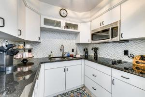 Walk to Venice Beach and Downtown! Couples Condo