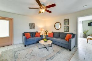 Walk to Venice Beach and Downtown! Couples Condo