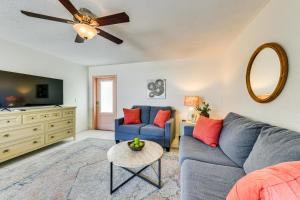 Walk to Venice Beach and Downtown! Couples Condo