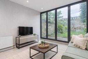 Cosy 2-Bed Garden Home with Heated Floors - Walk to Acton Central