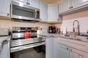 Walk to Beach and Johns Pass Waterfront Gem!