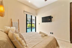 Boho chic 2BR with swim-up pool near the beach