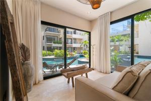 Boho chic 2BR with swim-up pool near the beach