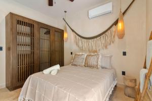 Boho chic 2BR with swim-up pool near the beach