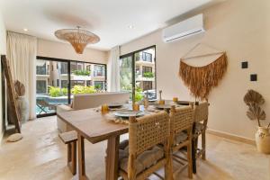 Boho chic 2BR with swim-up pool near the beach