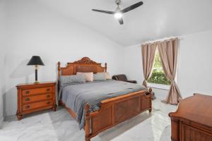3BR Getaway • Pool Access • Screened Lanai