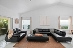 3BR Getaway • Pool Access • Screened Lanai