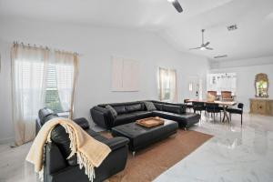 3BR Getaway • Pool Access • Screened Lanai