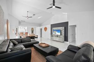 3BR Getaway • Pool Access • Screened Lanai