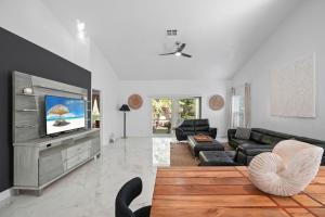 3BR Getaway • Pool Access • Screened Lanai