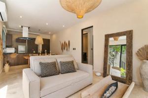 Boho chic 2BR with swim-up pool near the beach