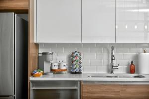 Luxury Downtown Loft Getaway with Gym, Pool, Game room