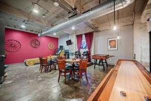 Luxury Downtown Loft Getaway with Gym, Pool, Game room