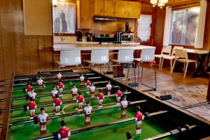 Bernhardt Brown Bungalow at Big Bear Cozy Foosball Family Retreat Minutes to Activities