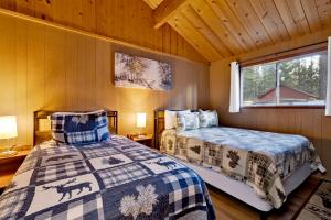 Bernhardt Brown Bungalow at Big Bear Cozy Foosball Family Retreat Minutes to Activities